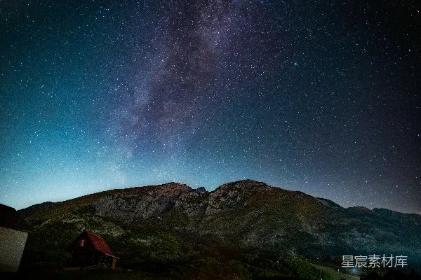 高清摄影 山间夜景下的银河