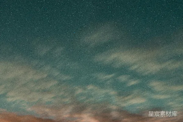 高清摄影 夜空下的星河与云彩
