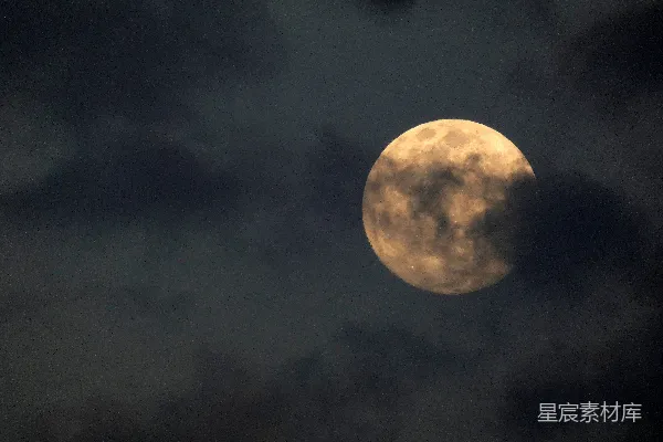 高清摄影 夜空中朦胧的月影