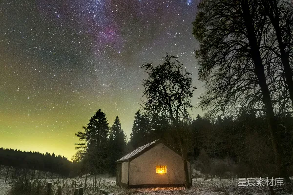 高清摄影 雪夜小屋下的星河
