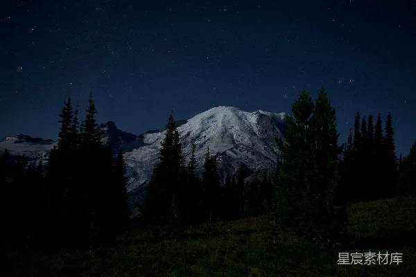 高清摄影 夜空下的雪山