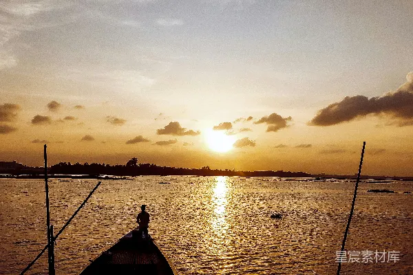 高清摄影 夕阳下的独木舟