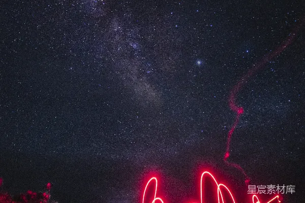高清摄影 夜空下的帐篷与光绘
