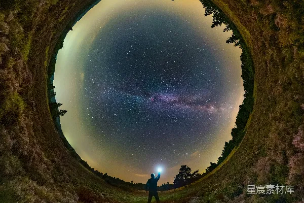 高清摄影 夜空中的人造月亮