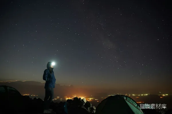 高清摄影 星夜下的露营者
