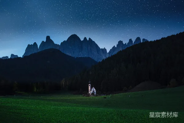 高清摄影 夜幕下的山间小教堂