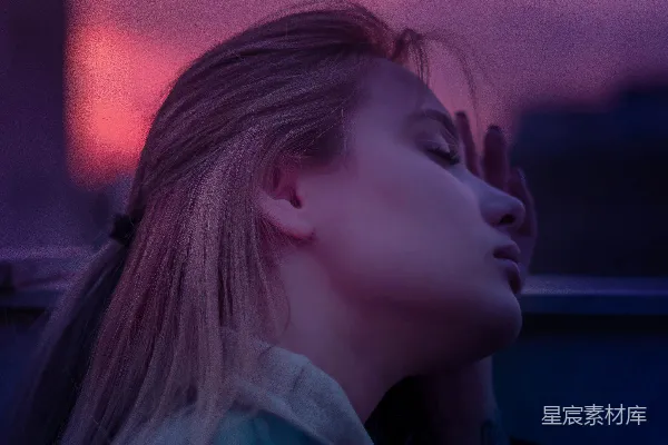 高清摄影 梦幻紫色调下的沉思女孩