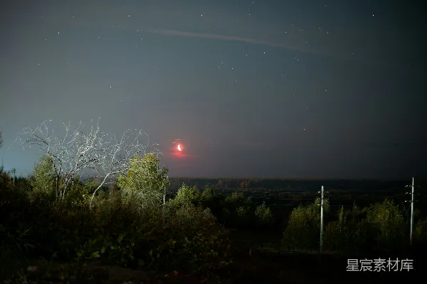 高清摄影 神秘夜空中的红色月亮