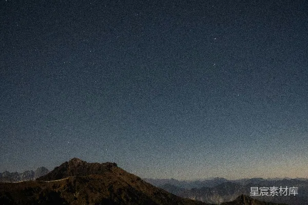 高清摄影 星空下的山峰