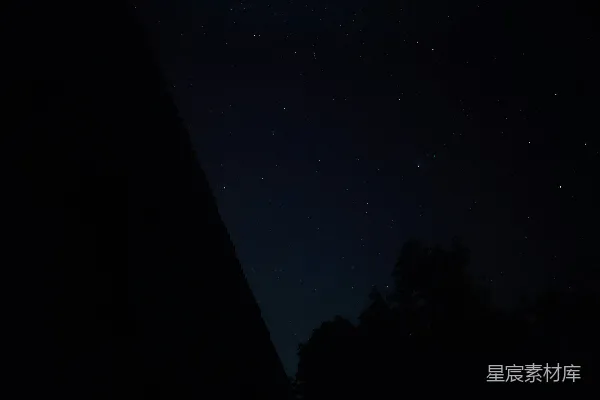 高清摄影 夜空下的三角形剪影