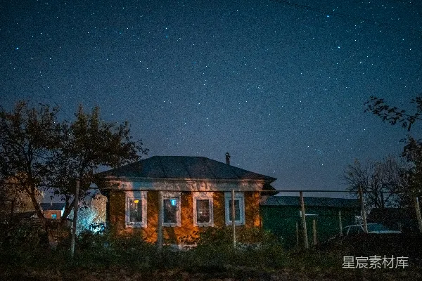 高清摄影 乡村夜景下的温馨小屋