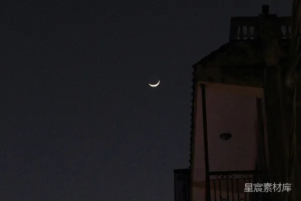 高清摄影 夜空中的新月与建筑剪影