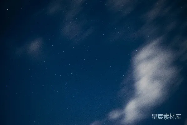 高清摄影 夜空中的星辰与云朵