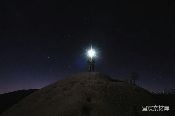 高清摄影 山顶星空下的探险者