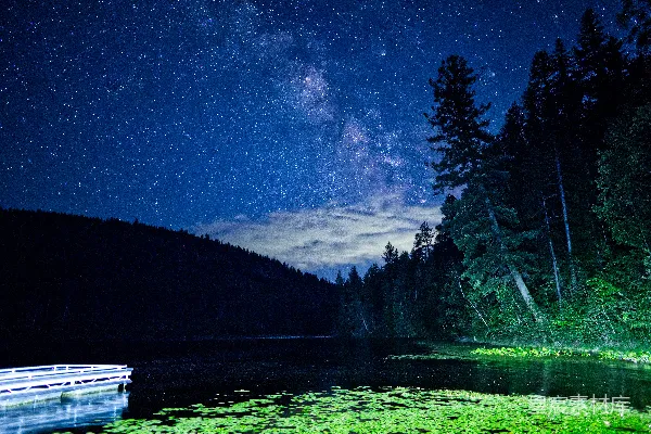 高清摄影 星河夜景下的宁静湖泊