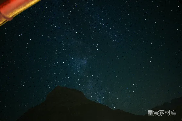 高清摄影 夜空下的山峰与银河