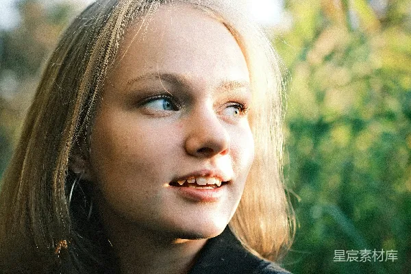 高清摄影 阳光下的年轻女孩