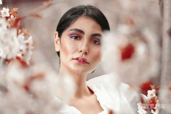 高清摄影 花海中的神秘女性