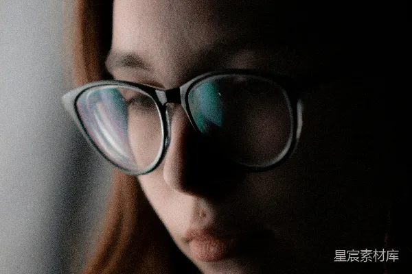 高清摄影 深邃的眼镜女孩