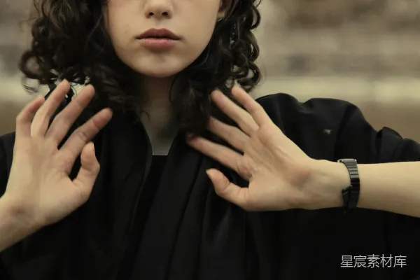 高清摄影 深邃的眼神与手势的女性肖像