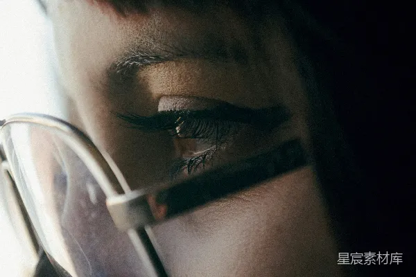 高清摄影 深邃的眼镜女孩