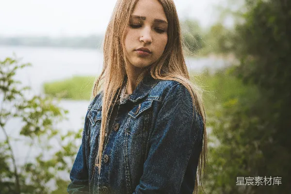 高清摄影 宁静湖畔的少女肖像