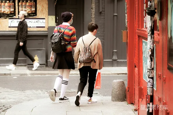 高清摄影 街头漫步的年轻情侣
