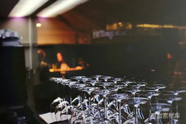 高清摄影 酒吧吧台的酒杯排列