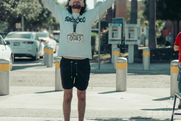 高清摄影 庆祝马拉松完赛的男子