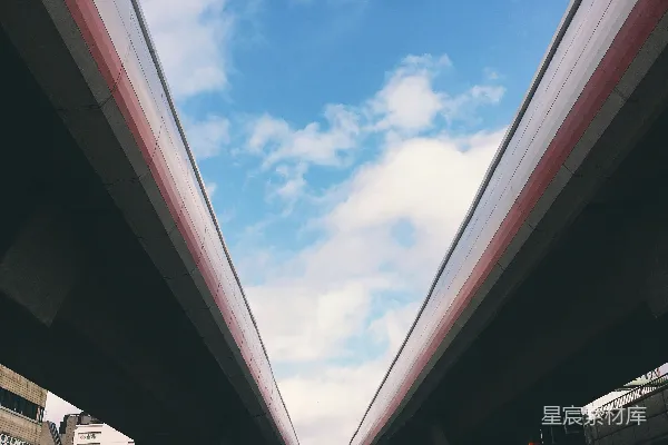 高清摄影 城市天际线下的行走