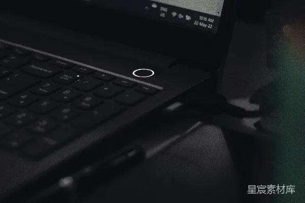 高清摄影 正在使用电脑的瞬间
