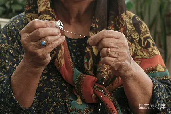 高清摄影 手工艺人的细致操作