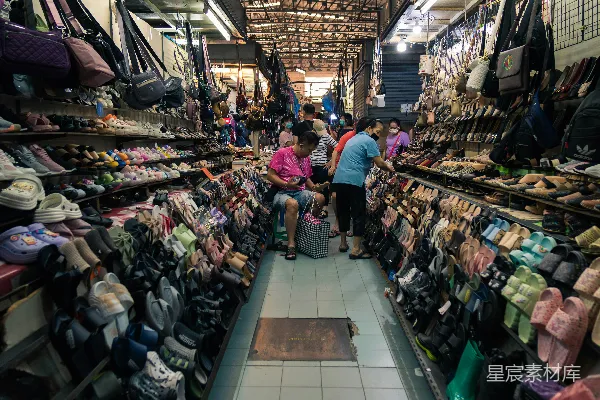高清摄影 繁忙的市场鞋店