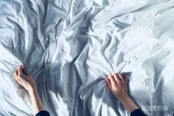 高清摄影 早晨的床铺与手