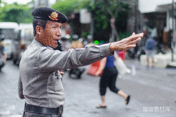 高清摄影 街头指挥交通的交警