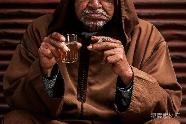 高清摄影 街头的老者：茶与烟的午后时光