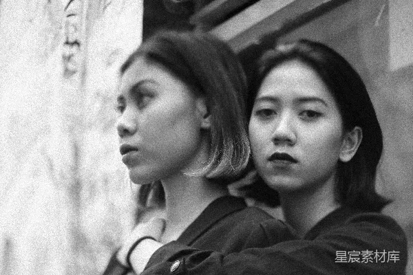 高清摄影 黑白街景中的两个女孩