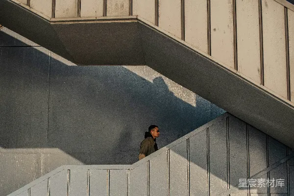 高清摄影 城市光影下的孤独身影