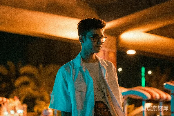 高清摄影 夜晚的都市青年