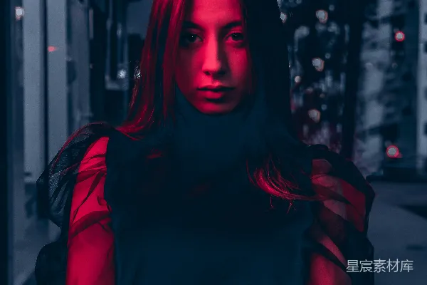 高清摄影 夜色中的红光女孩