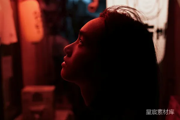 高清摄影 灯笼下的女孩