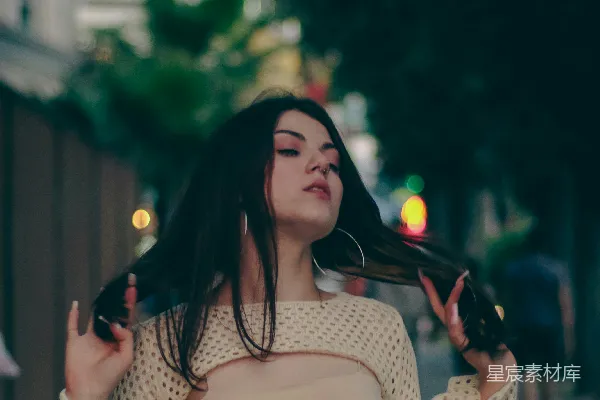 高清摄影 夜晚街景中的时尚女性