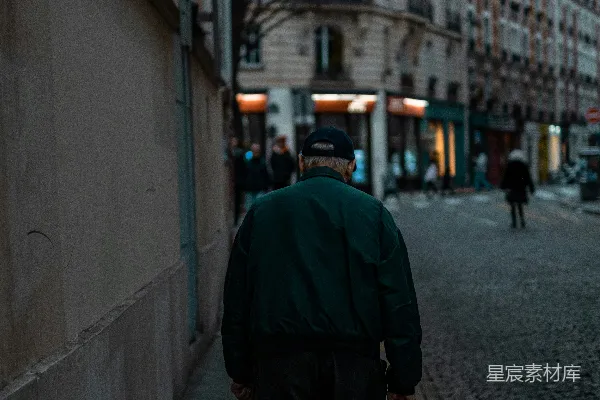 高清摄影 街头漫步的老人