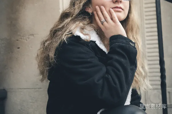 高清摄影 沉思中的年轻女孩