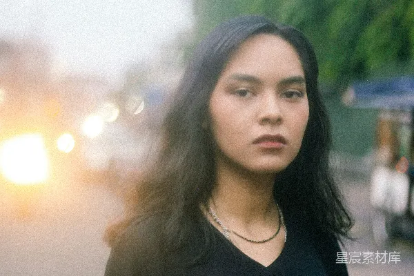 高清摄影 夜色中的独立女性