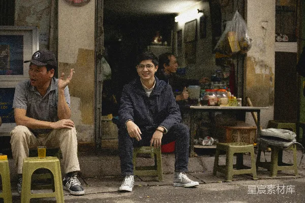 高清摄影 街头闲聊的瞬间