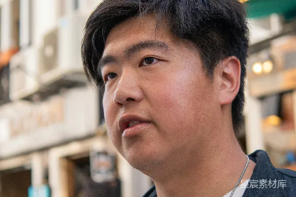 高清摄影 街边的年轻男子