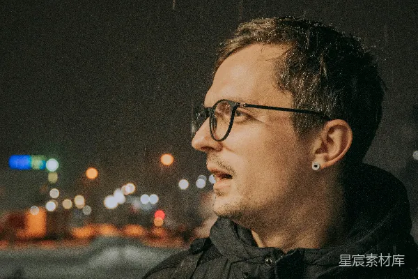 高清摄影 雨夜的沉思者