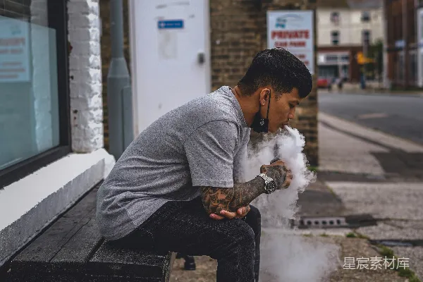 高清摄影 街头吸烟的纹身男子