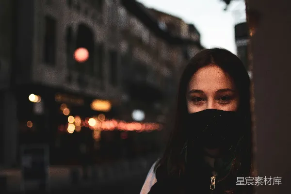 高清摄影 夜晚街头的口罩女孩